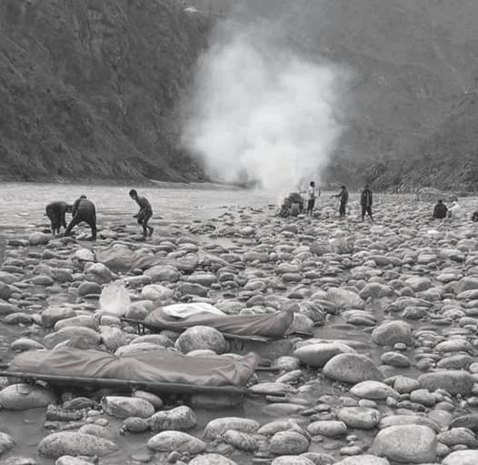वडा सदस्य भण्डारी सहित जिप दुर्घटनामा मृत्यु भएका सात जनाको सामूहिक अन्त्येष्टी